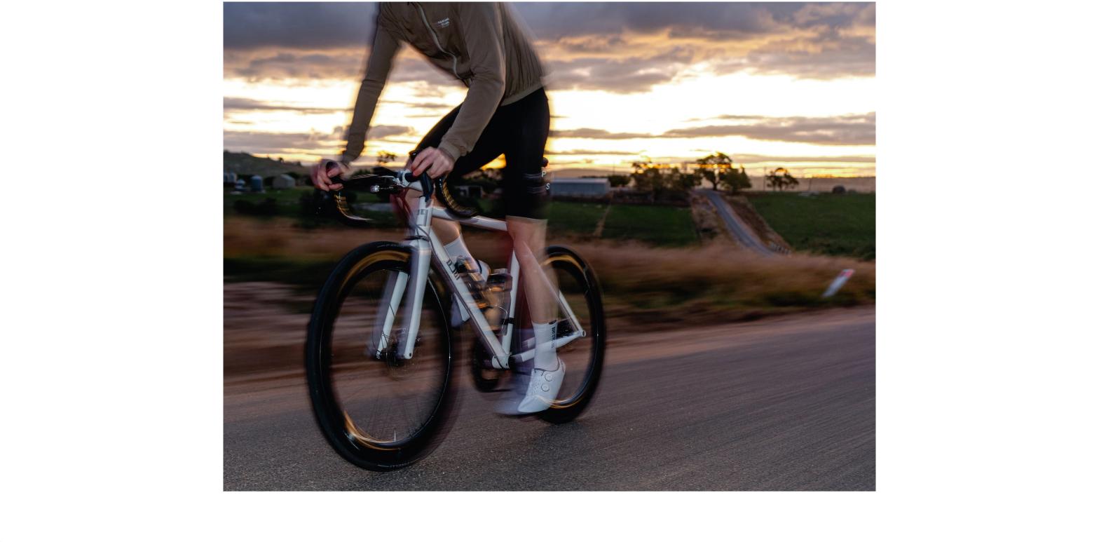 BONT Riot blanc route (en action) BONT Riot blanc route (en action)