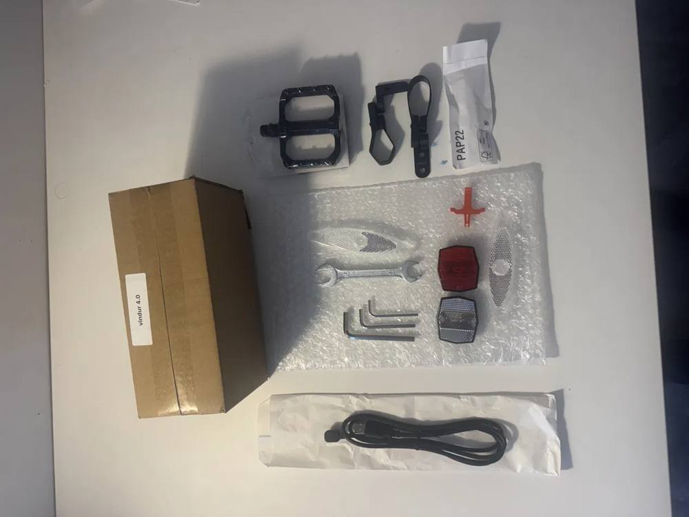 Outillage et accessoires livrés avec un vélo SAVA Contenu du carton d’un vélo SAVA : pédales plateforme, clés Allen, clé plate, réflecteurs et câble USB de charge