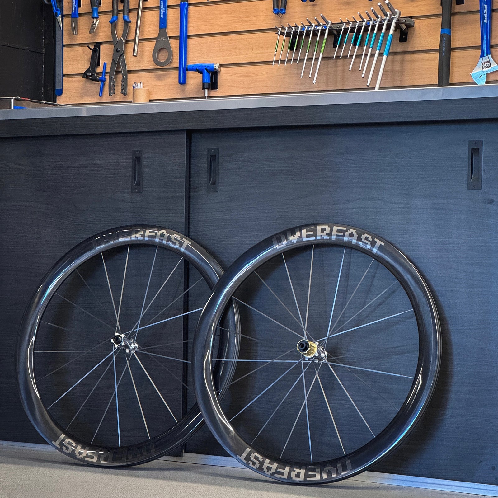 overfastaerionevo50mm935gwheelset 1.jpg Roues carbone OVERFAST Aerion EVO 50 mm 935 g