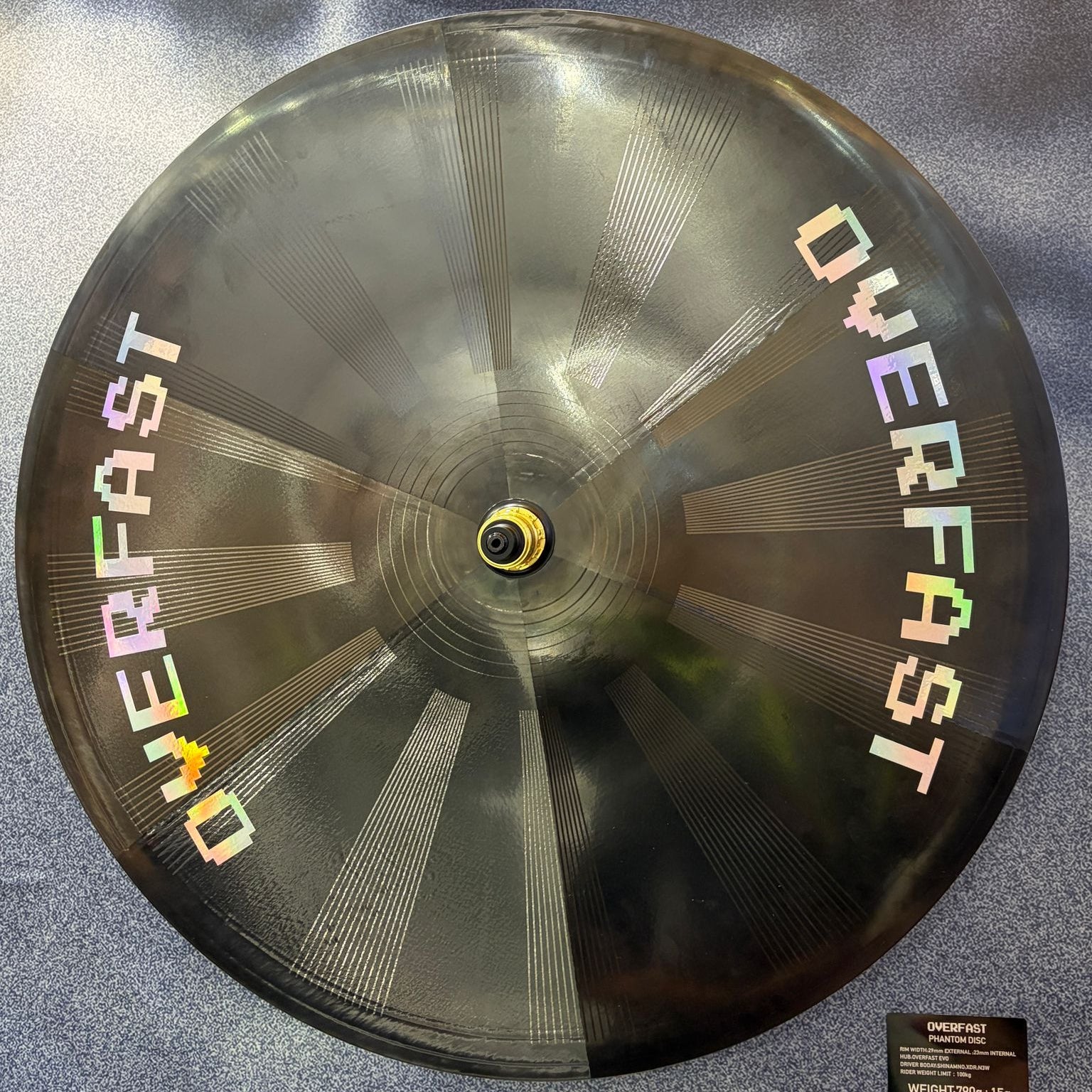 overfastphantomdiscwheel.jpg Roue lenticulaire carbone OVERFAST Phantom 790 g